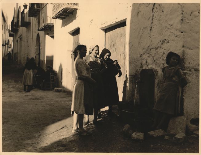 Mujeres junto a una fuente en Peñíscola 