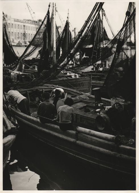 Pescadores en su barca en la Barceloneta