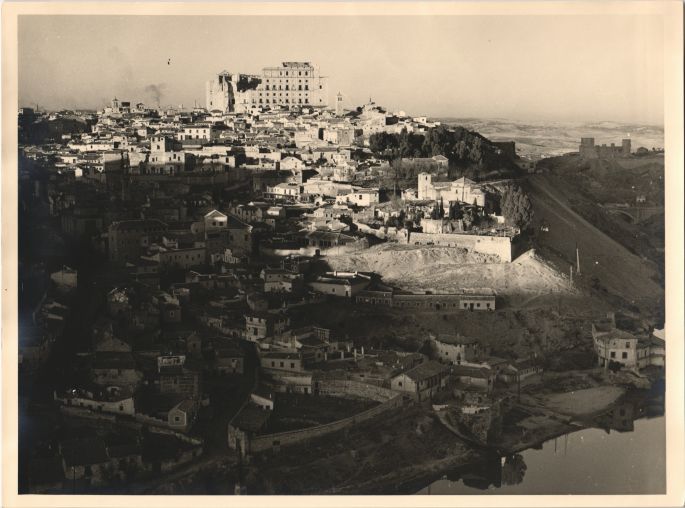 Panoramic  view of the city of Toledo in 1956
