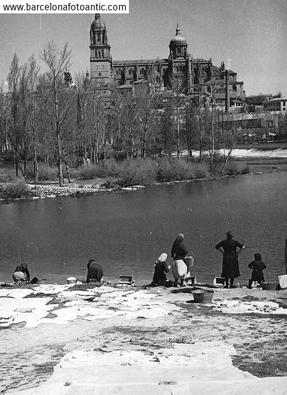 Washerwomen in Tormes river