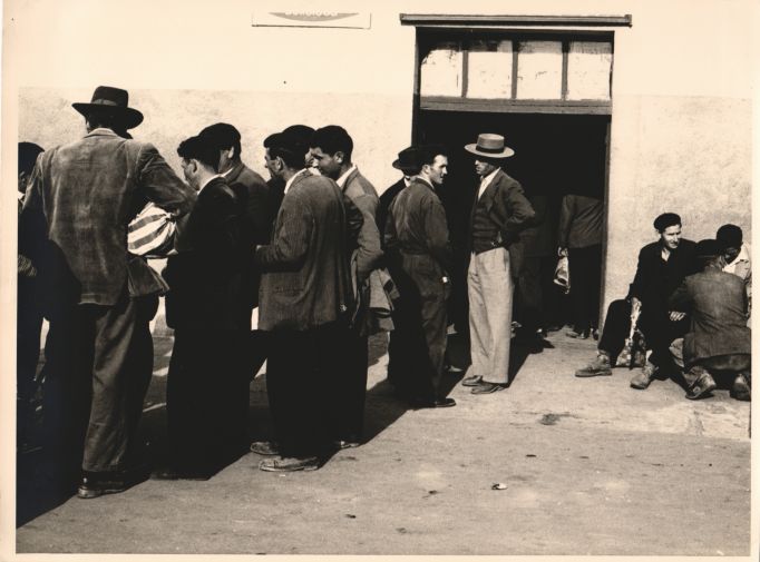 Men meeting at Alba de Tormes 