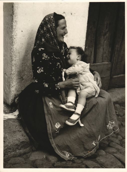 Madre e hija en La Alberca. Salamanca, 1960