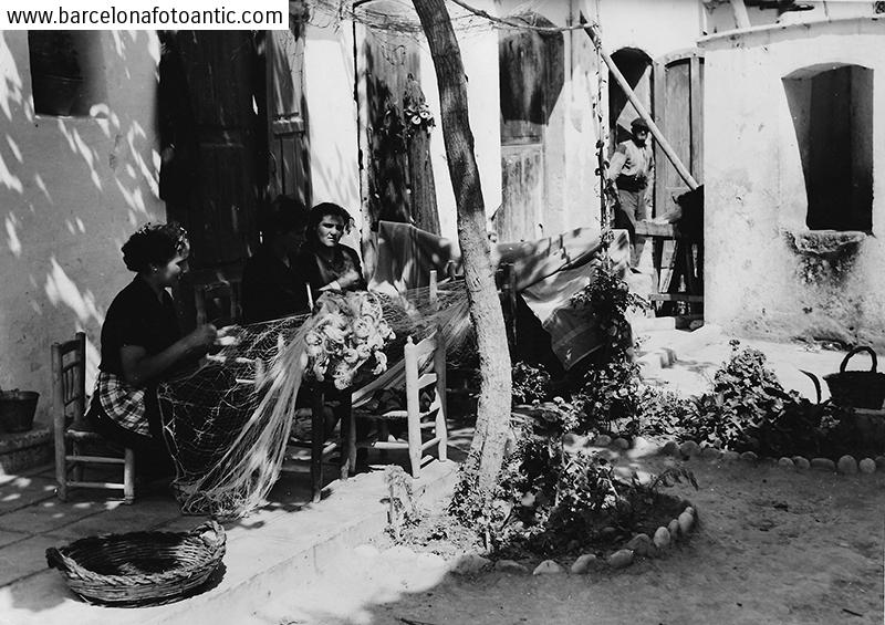 Fixing nets, La Albufera, 1951